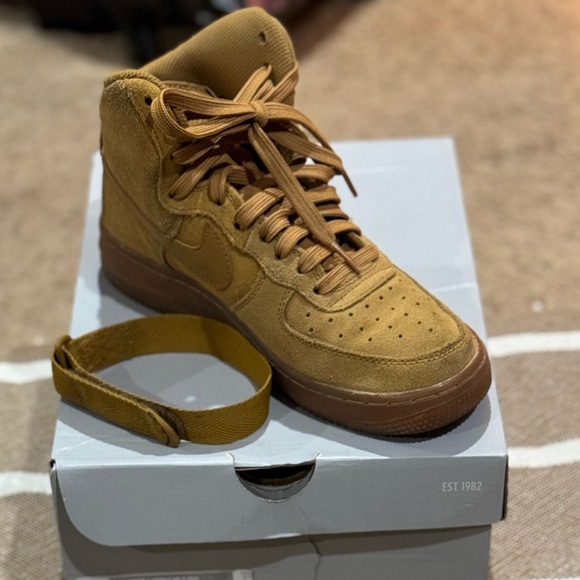 EUC: Nike Air Force 1 High LV8 3 - Picture 2 of 7